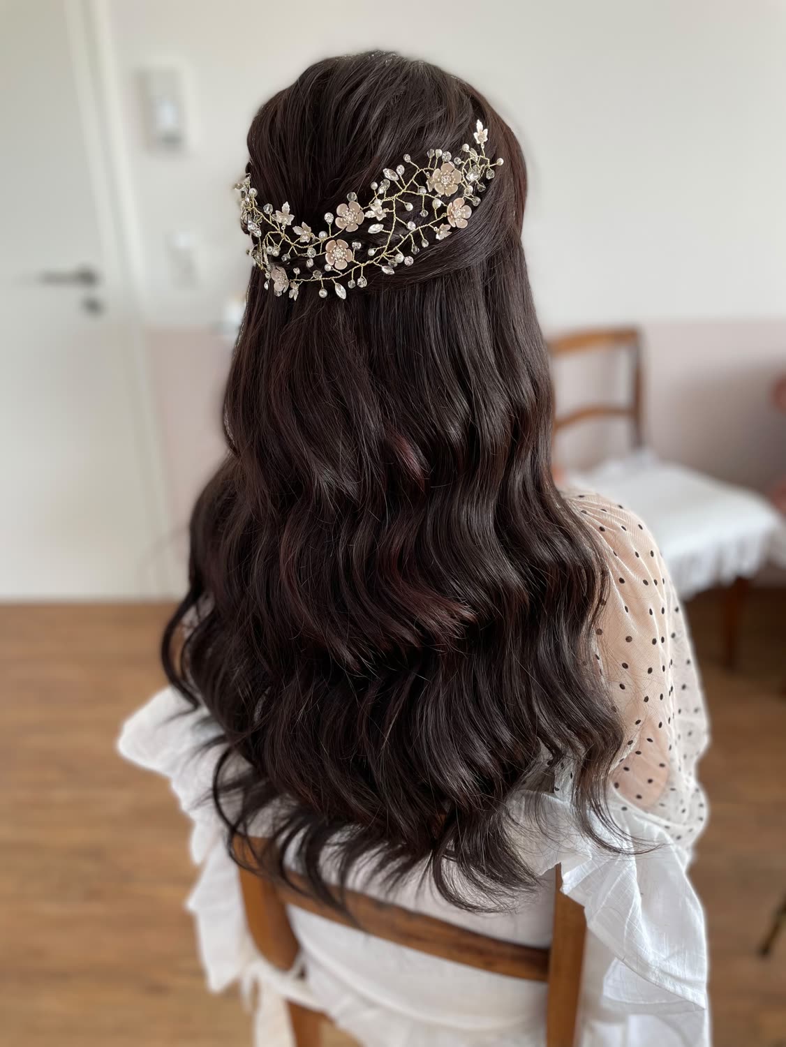 Lange dunkle Wellen mit funkelndem Haarschmuck, von hinten